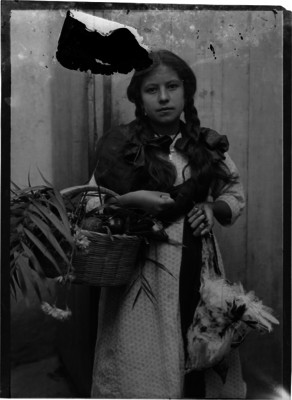 Mujer joven, muy probablemente criada, con la canasta del "mandado" y una gallina, retrato