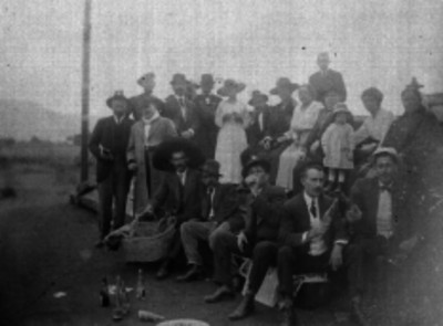 Hombre vestidos elegante con sus familias en un día de campo, retrato