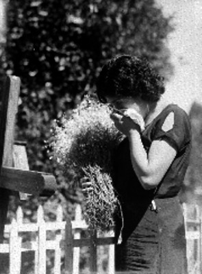 Mujer llorando ante una tumba