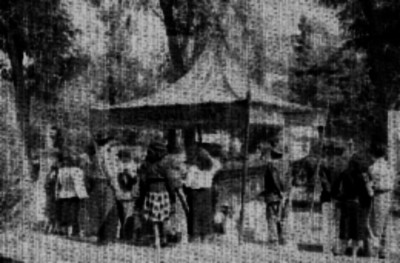 Personas de clase media pasando junto a la tumba de Amado Nervo dentro de un panteón