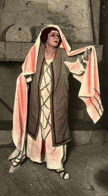 Mimí Aguglia escenifica una obra teatral