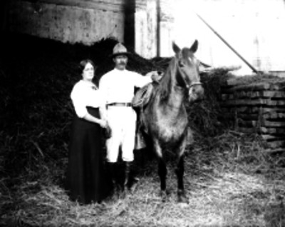 Capataz con su esposa y un caballo en un establo de la hacienda el murmullo