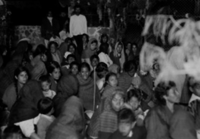 Grupo de personas de condición humilde durante una posada o peregrinación