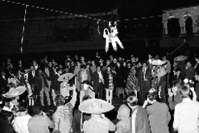 Gente dentro de un lienzo charro durante una posada