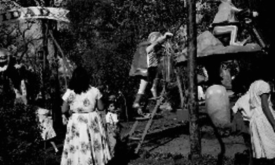 Niños conviviendo en un parque con motivo de la navidad
