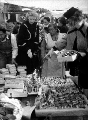 Mujeres de clase media comprando adornos de navidad en un mercado
