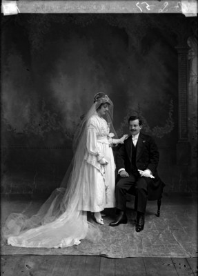 Manuel Aguirre Berlanga viste traje de bodas, retrato