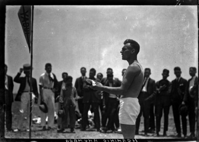 Herminio Ahumada hace uso de la palabra durante un evento deportivo