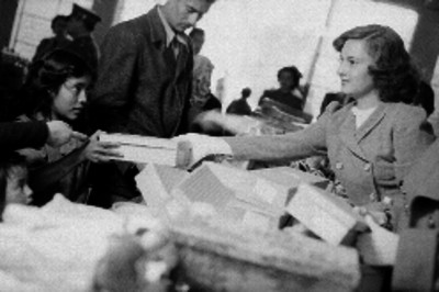 Mujer repartiendo regalos a niños pobres