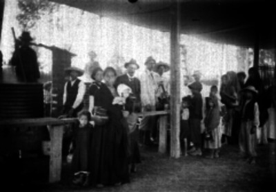 Anciana con unos niños durante un reparto de alimentos para los pobres, retrato
