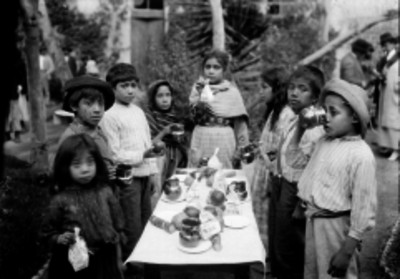 Niños pobres comiendo fruta y platillos típicos de navidad, retrato