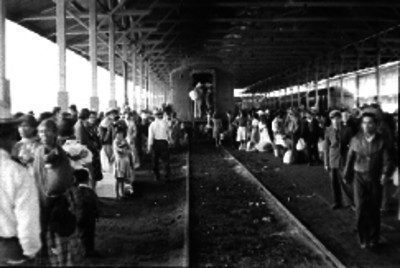 Braceros abordan vagon de ferrocarril