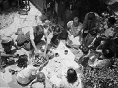 Hombres comiendo en un patio