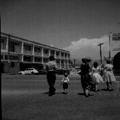 Turistas americanos caminando por una calle de Tijuana, B.C.