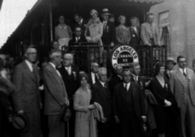 Gente de clase media arriba y abajo de un carro de ferrocarril, retrato