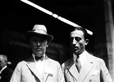 Frank E. Carrol, Gerente de "Down Town Association of San Francisco" con un individuo, retrato