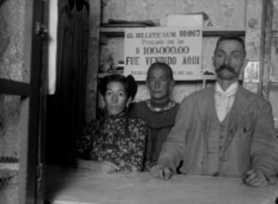 Hombre con su esposa e hija, dueños de un expendio de billetes de la Lotería Nacional