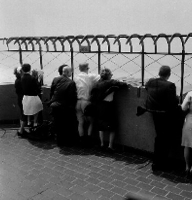 Turistas del Empire State observando el edificio mas alto del mundo