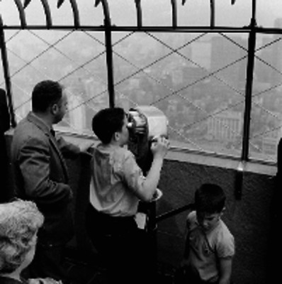Niño observando la ciudad de Nueva York en la calle de un edificio
