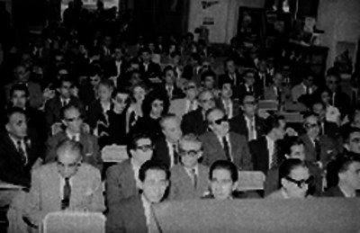 Individuos durante un evento en un salón de actos