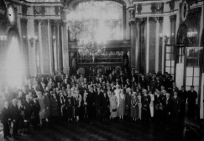 Aarón Sáenz con turistas de los Ángeles en un salón de actos