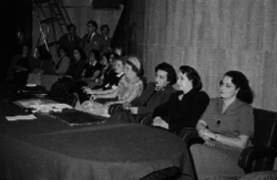 Mujeres de clase alta en un salón de la Lotería Nacional durante un sorteo de la misma