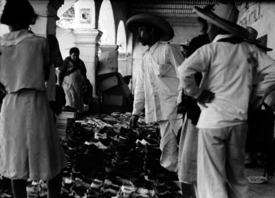 Arrieros en un puesto de zapatos en un mercado de alguna población