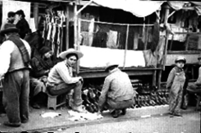 Puesto de zapatos en un tianguis