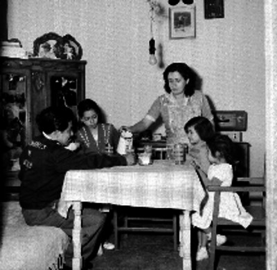 Voceador con su familia