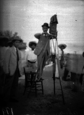 "Alva, camarógrafo", maneja equipo durante la filmación en un parque