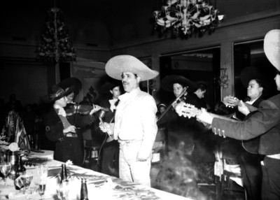Charro "Avitia" canta con mariachi durante evento social