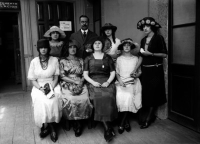 Vito Alessio Robles con varias mujeres en instalaciones de El Demócrata, retrato de grupo