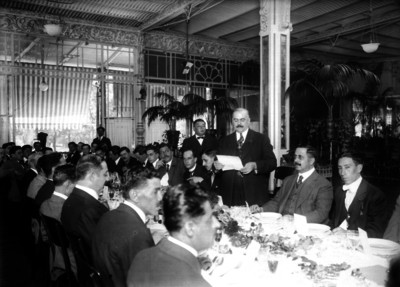 Vito Alessio Robles en un restaurante escucha las palabras de un orador, durante un banquete