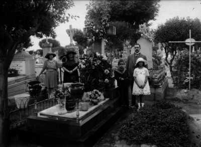 Vito Alessio Robles con su familia visitan una tumba, retrato de familia