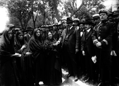Vito Alessio Robles con militares y civiles en un sepelio