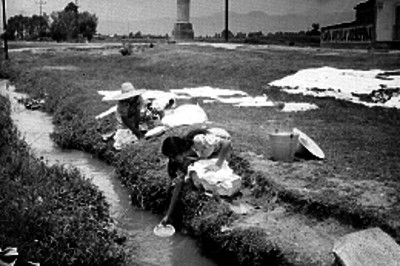 Mujeres lavando ropa a la orilla de un rio