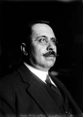 Vito Alessio Robles vestido de traje, retrato
