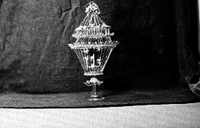 Jaula con aves en el interior, de un cristal