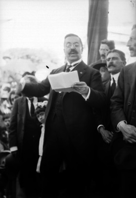 Vito Alessio Robles dirige discurso en una ceremonia pública
