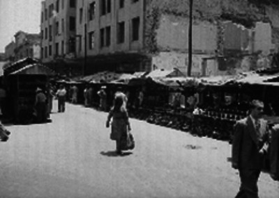 Tianguis de zapatos en una colonia de la ciudad de México