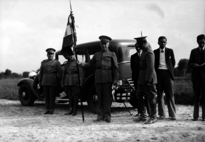 Pedro J. Almada sostiene bandera durante ceremonia militar