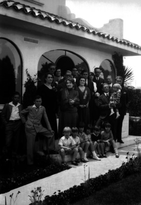 Vicente Almada y familia en el jardín de su casa, retrato de grupo