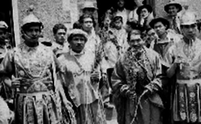 Hombres sostienen ramas con espinas durante la representación del viacrucis