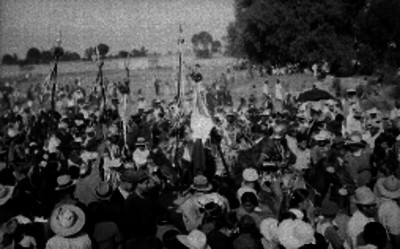 Gente en el viacrucis de semana santa en Iztapalapa