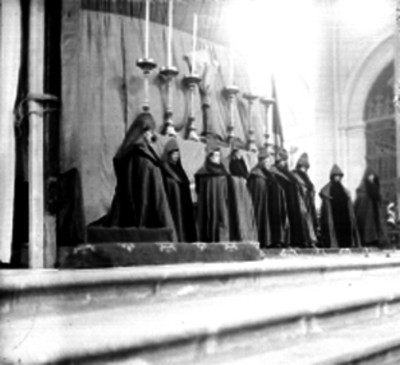Religiosos frente a una velas durante una celebración en iglesia con motivo de la semana santa