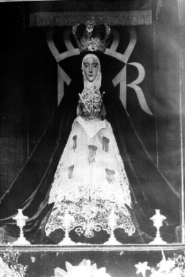 Altar de virgen con corona