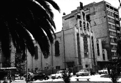 Capilla con votivo sobre la calle de Reforma