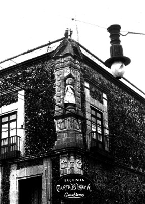 Hornacina con vírgen en esquina de edificio
