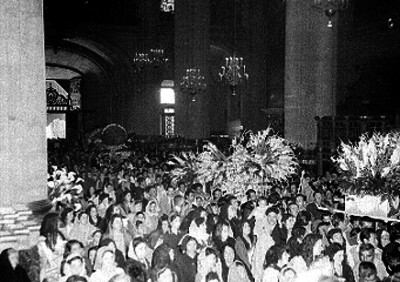 Ceremonia religiosa en interior de una iglesia