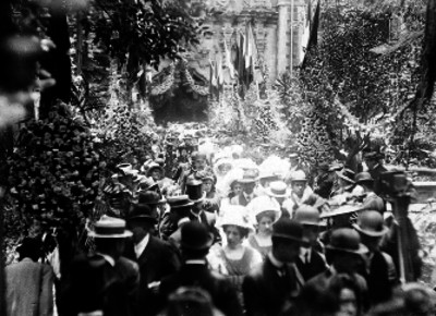 Gente en una procesión religiosa